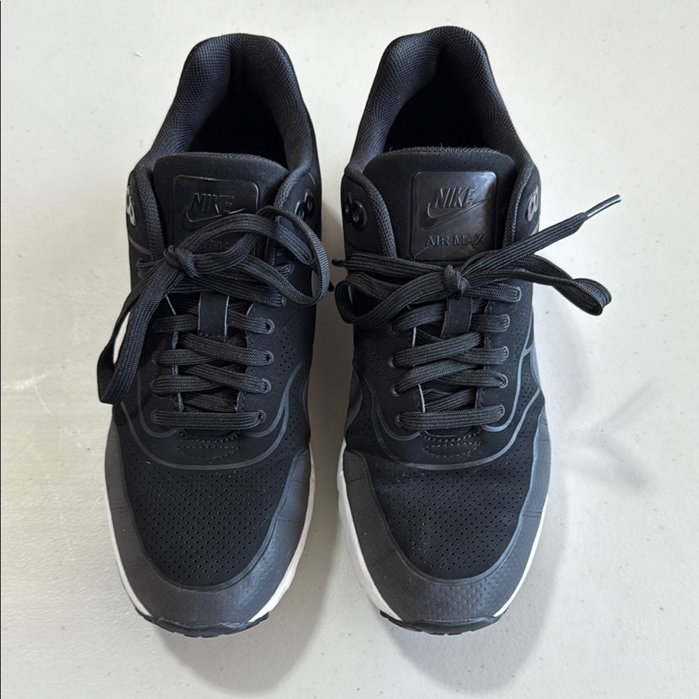 Nike Air Max Women’s Black Sneakers size 8